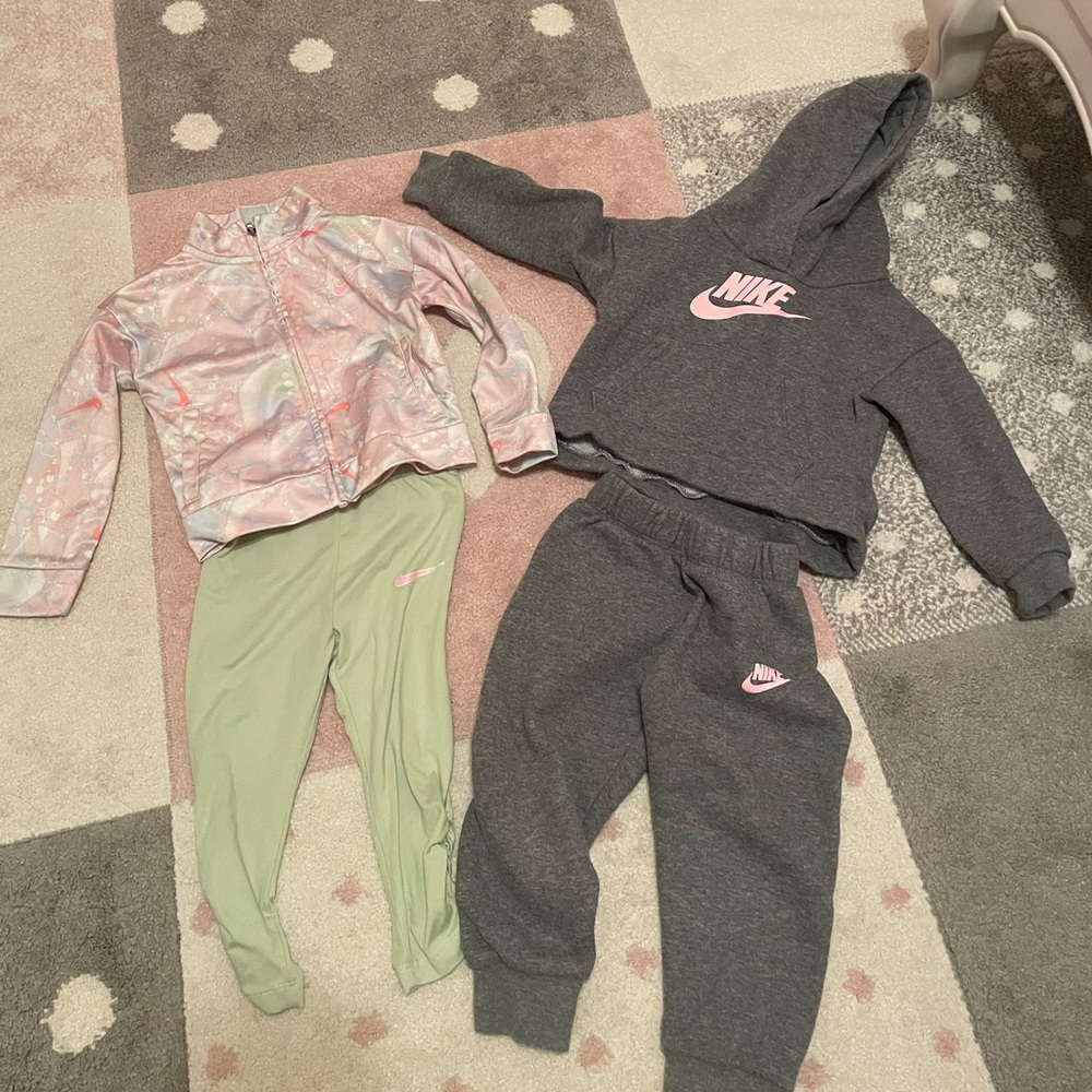 2 Nike girls outfit 24 months. Barely worn, no signs or wear or stains.